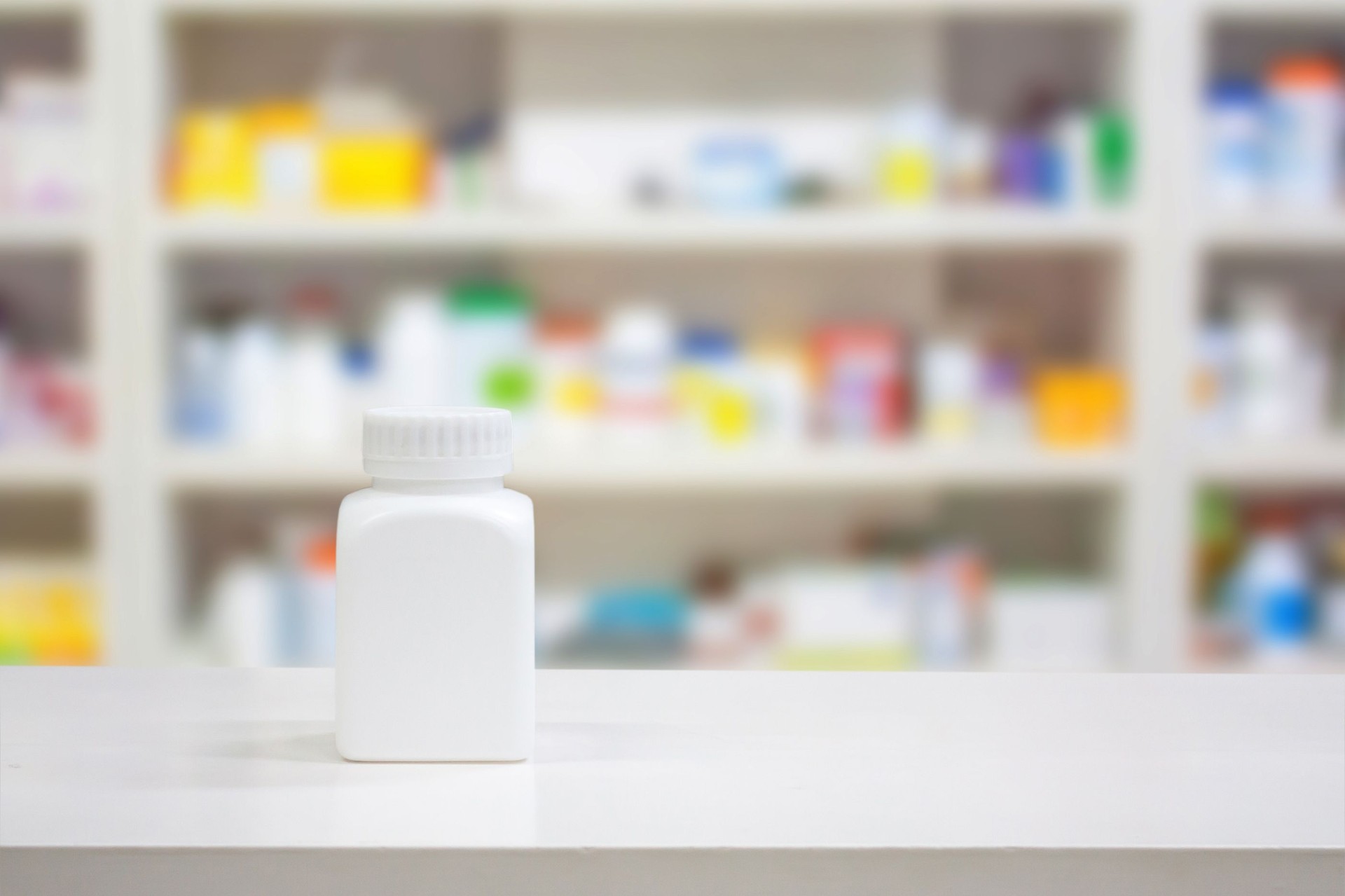 Blanco medicamento frasco en Contador de farmacia