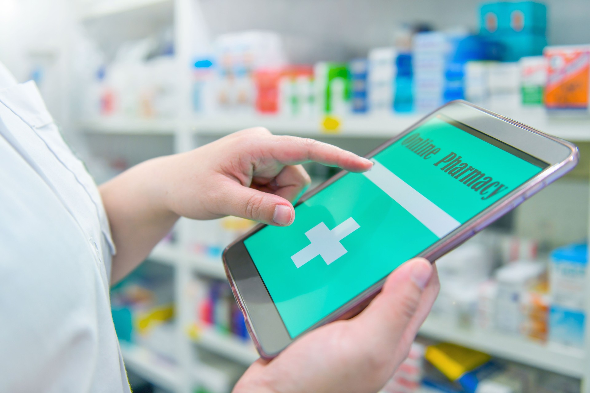 Panel táctil de sujeción de la mano para la barra de búsqueda en la pantalla en la farmacia